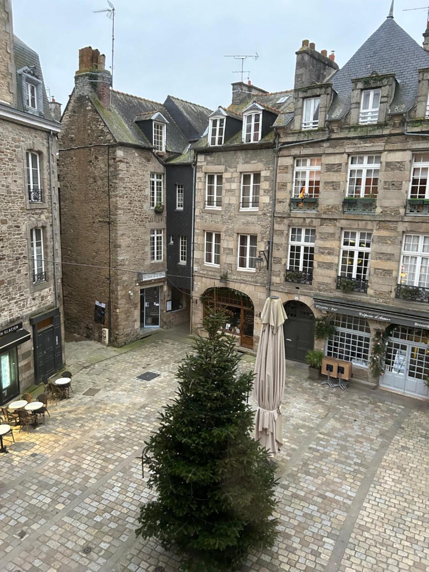 Spacieux Appartement Au Coeur Du Centre Historique De Dinan Esterno foto