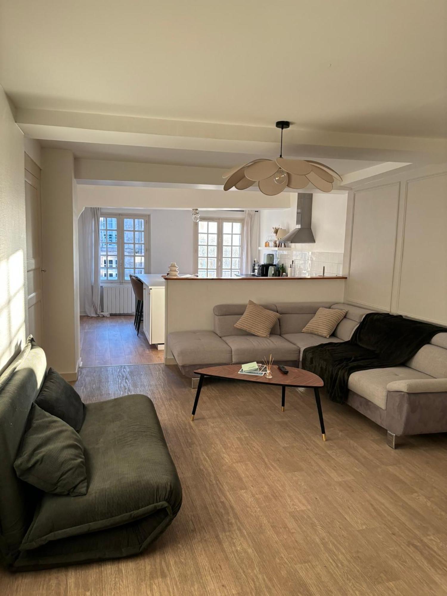 Spacieux Appartement Au Coeur Du Centre Historique De Dinan Esterno foto