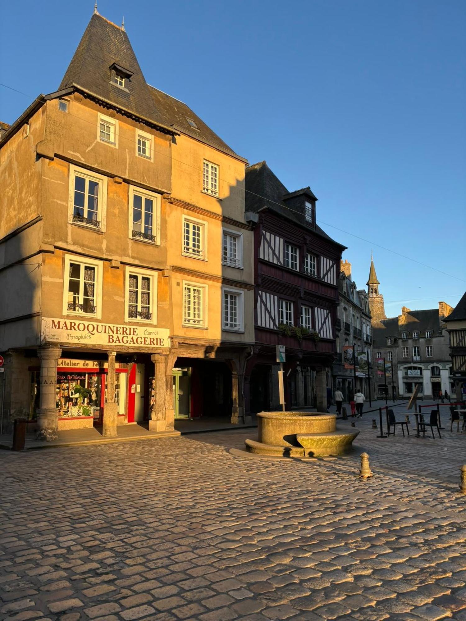 Spacieux Appartement Au Coeur Du Centre Historique De Dinan Esterno foto